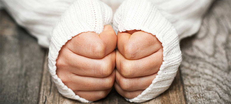 Comment éviter ou soigner les mains gercées en hiver ?